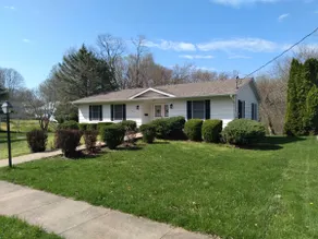 Cheerful 2 bedroom home, outside deck, parking - Image 2