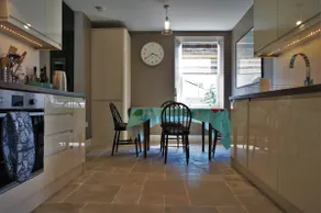 Fantastic 2 Bedroom, Spacious and Great Location! - Image 3