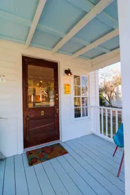 Little House on Broughton Downtown Bainbridge Stay - Image 2