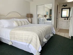 Beach Access! Elegant Studio near Top Attractions - Image 4