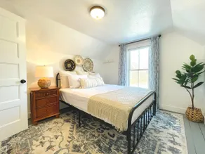 Quiet Farmhouse Near Farmington - Image 4