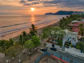 Modern Stylist 3 BR Beach House, w/Private Pool & Fast WiFi. - Image 3