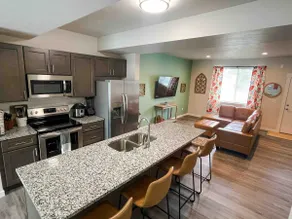Walk to arena, garage, yard, EV charger, AC,arcade - Image 2