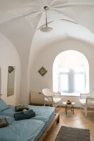 Hjertet af Ein Kerem, charmerende lejlighed i det smukkeste torv i Jerusalem - Image 2