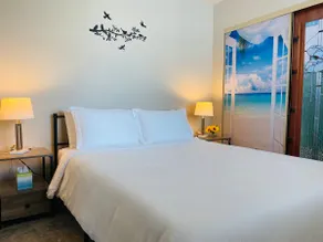 Spacious 4-Bedroom Home in Proximity to the Beach - Image 3