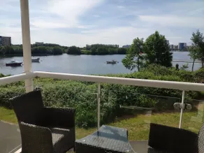 Beautiful flat w/ balcony, pool table & 55” TV - Image 3