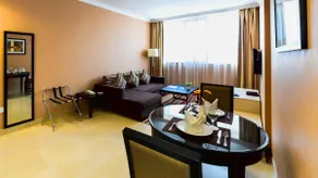 Superior One Bedroom Apartment 09 - Image 2