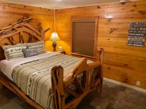 THE OAK-luxury lakefront cabin, sleeps 4 - Image 2