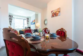 WGcDDE Large 3 Bedroom House - Parking - Garden - Image 2