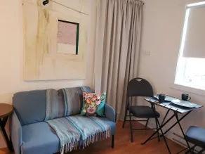 Cozy 1 bedroom suite with kitchenette - Image 5