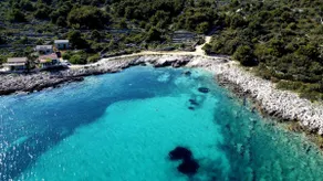Robinson house with clear blue sea - Image 5