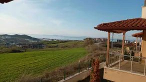 Luxury 4 bedroom villa with seaview & garden - Image 4