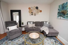 Charming Downtown Gem. 2 minutes to Salem. Workspace Included - Image 2