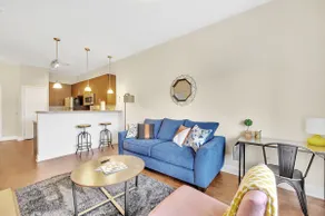 Vibrant KING Bed in A+ Location with Full Kitchen - Image 2