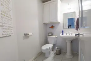 Lakehouse with private pool - Image 4