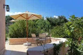 Select Semi Basement 2BD apt with terrace / garden - Image 2