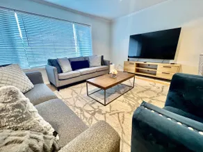 3 Bedroom near Downtown Top Floor / 2 parking AC - Image 2
