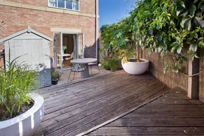 Walking distance to racecourse and city centre - Image 4