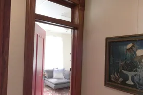 Sunny Victorian 1-Bedroom apartment near Downtown - Image 2