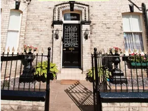 \"Birchfield\" - close to city centre, 4-bed ensuite - Image 3
