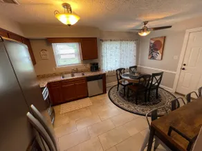 Executive/Pet Friendly/ Full Fence/3 bedroom home - Image 3