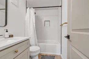 Gorgeous Centrally Located 1 Bdrm. Walk Downtown - Image 5