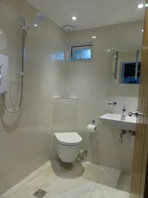 Self-contained unit, parking & 3 mins walk to town - Image 5