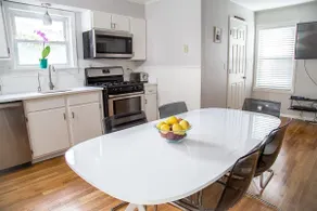 Comfortable house w 3 cars parking, close to T - Image 2