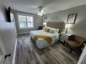 Chic, newly renovated townhome - Image 5
