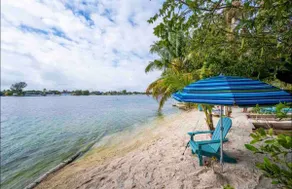 Miami's Best: Sunny Suite, Lake, Pool & Comfort! - Image 4