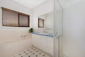 Guildford Cottage - Image 3