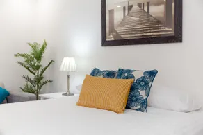 A1 Stylish light filled 2 bed apt Free WiFi - Image 2