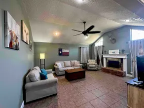 Centrally located Spacious 3/2 with garage parking - Image 3
