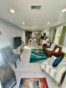 Modern 2 Bedroom Walk Up Condo in Irving Park - Image 4