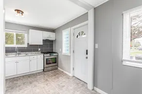 Adorable Home with King Bed Near Metro Airport - Image 4