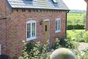Detached and romantic cottage with hot tub. - Image 4
