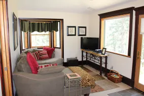 Early arrival, Late checkout, 2.5 wooded acres - Image 3