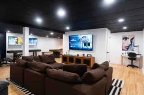 Lake house with a game room - Image 2