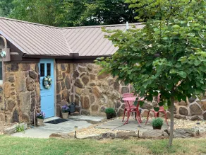 Bright Stylish Quiet Tiny Rock House - Image 4