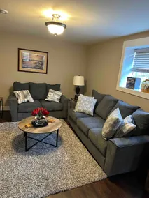 The lower Hillside Suites : 10 mins from airport! - Image 2
