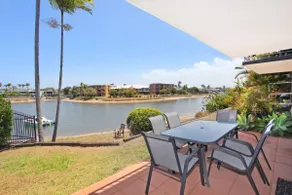 Comfortable Two Bedroom Apartment on canal - Image 2