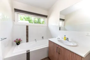 Luxurious & Spacious Apartment, 1-Min Walk to town - Image 5