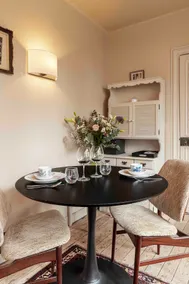 Lovely cottage overlooking canal w/ private garden - Image 2
