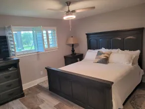 Spacious 3 bedroom country home on 1 acre fenced - Image 4