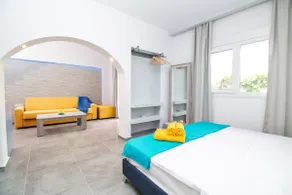 Deluxe Apartment just 80 Metres from Beach - Image 2