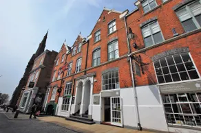 Luxury Grade 2 listed, 2 Bedroom apartment in the centre of Chester - Image 5