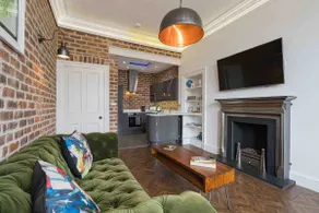 Stunning Victorian city flat with castle view - Image 4