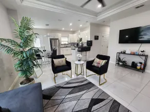 New Luxury Condo PRIME Location - Image 5