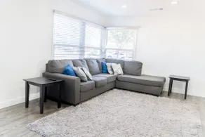3 miles from Sofi, Kia forum, & 4 Miles from LAX! - Image 2