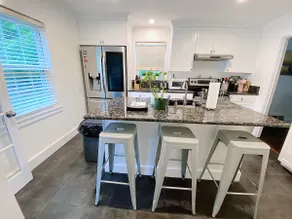 Southport Shoreline Charm: Elegant Coastal Escape - Image 2
